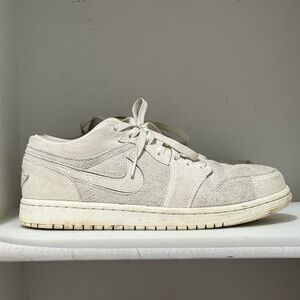 Nike Men's Cream Sneakers
